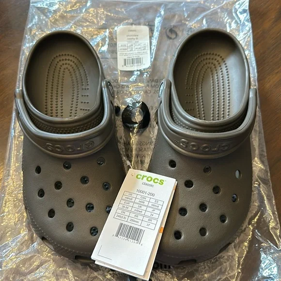 NWT      Size 8 Brown Classic Crocs - Picture 5 of 5